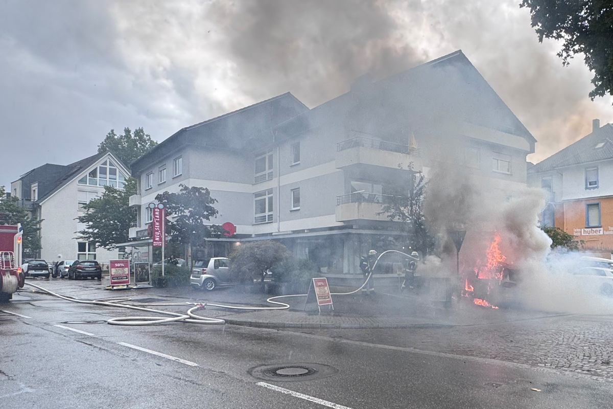 Achern BW – Fahrzeug brennt auf Parkplatz nahe Wohngebäude