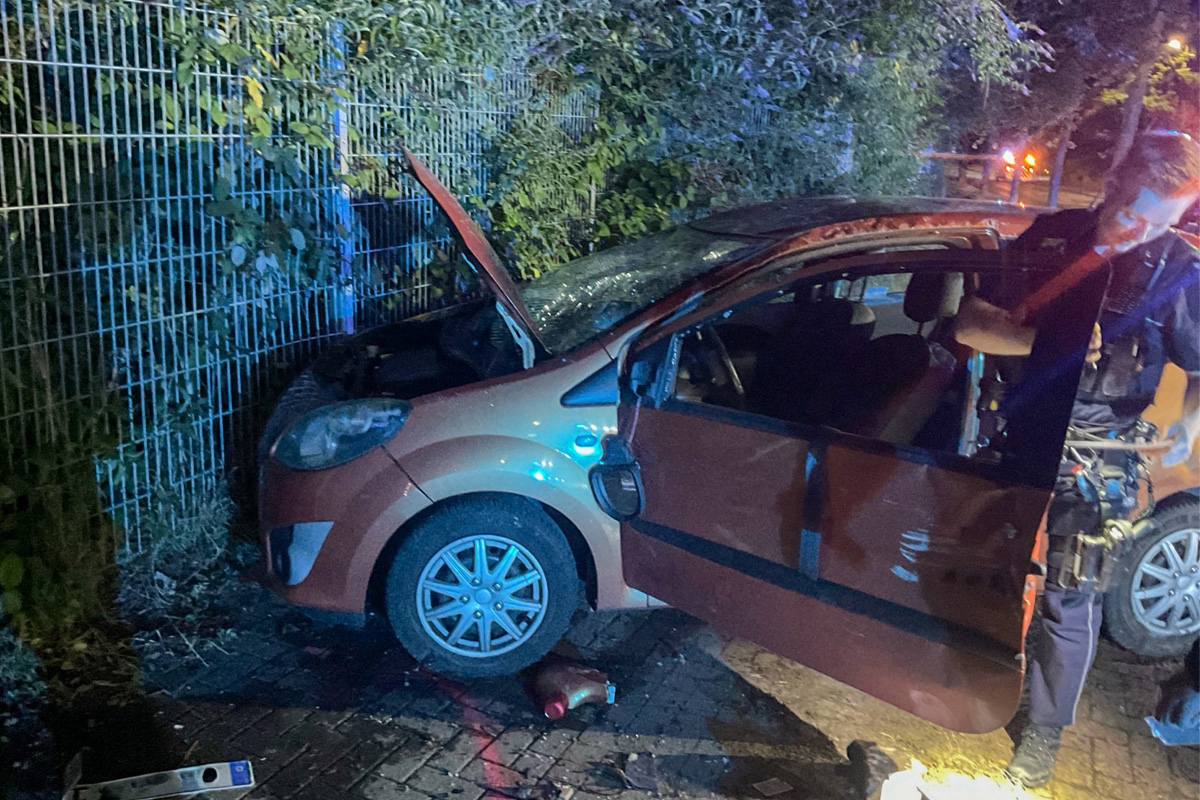 Unfall in Dortmund NW – Autofahrer nach Fahrzeugüberschlag verletzt geborgen