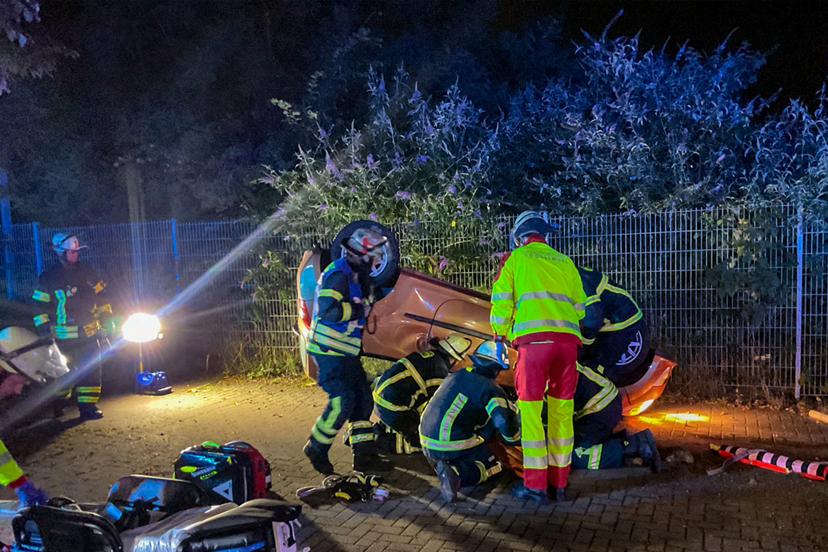 Unfall in Dortmund NW – Autofahrer nach Fahrzeugüberschlag verletzt geborgen