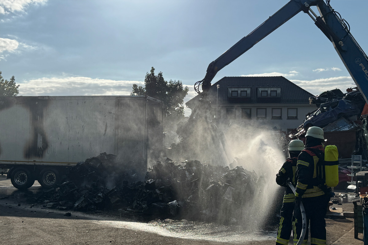 B3 Offenburg BW – Lkw mit Elektroschrott in Brand