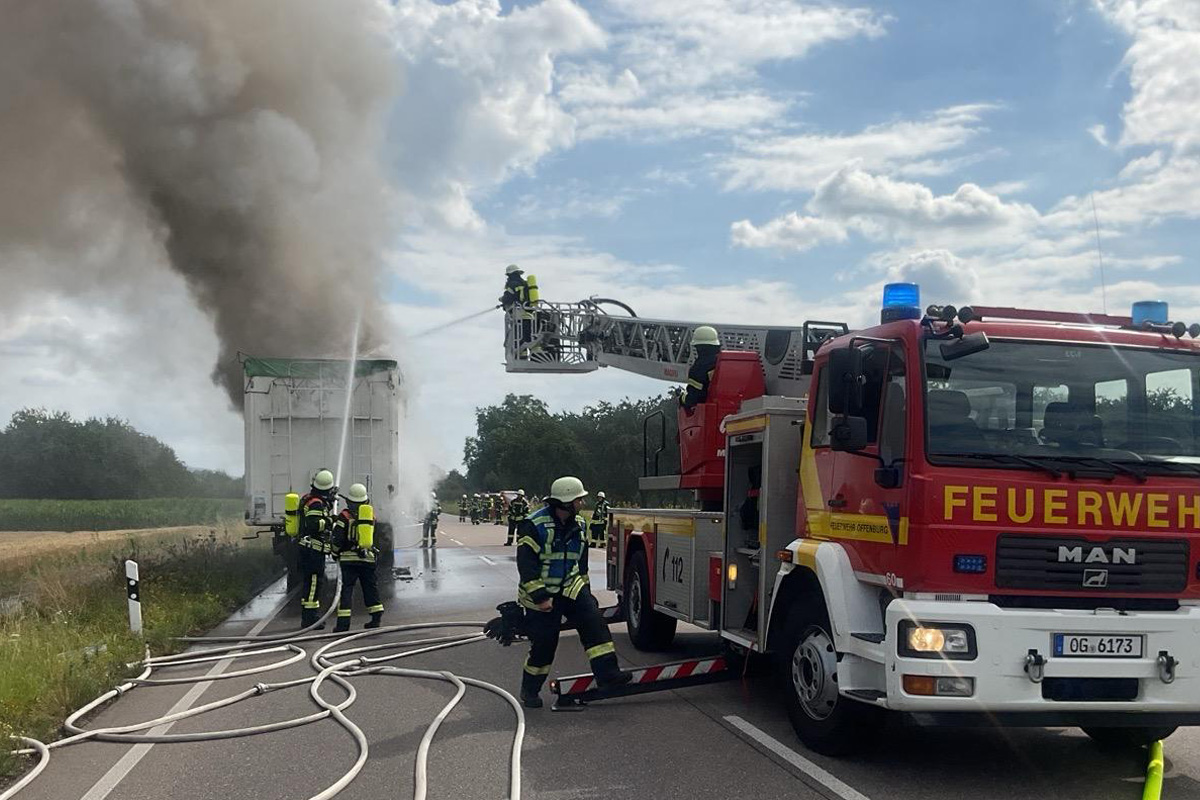 B3 Offenburg BW – Lkw mit Elektroschrott in Brand