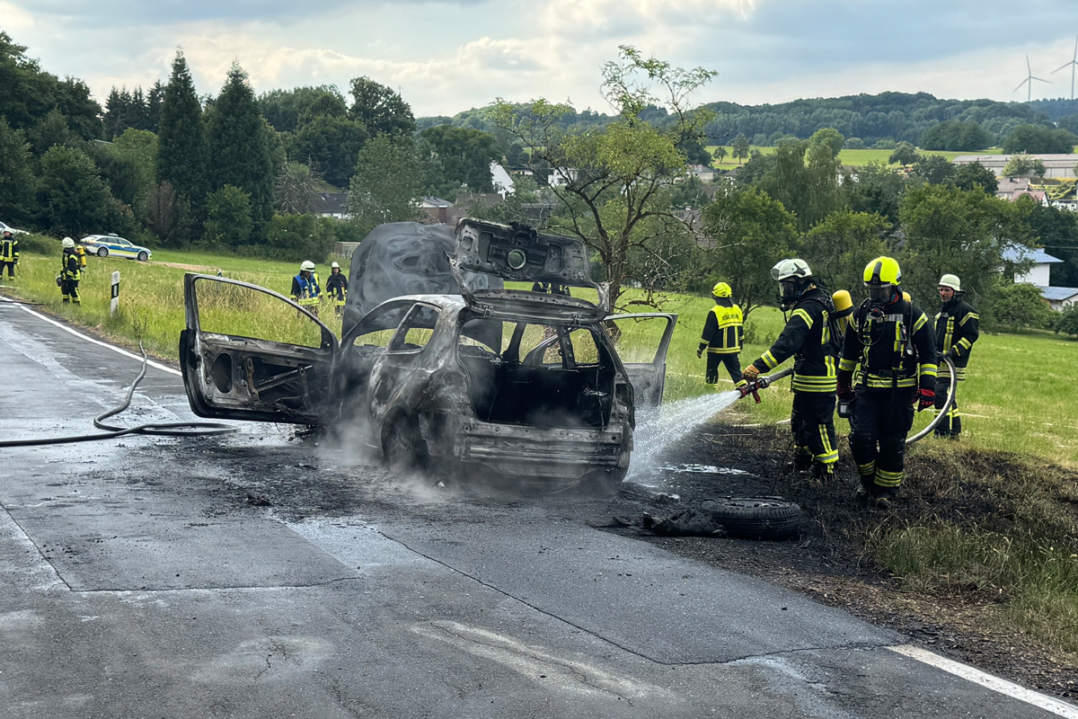 Landkreis Westerwald RP – Pkw brennt auf Landstraße vollständig aus