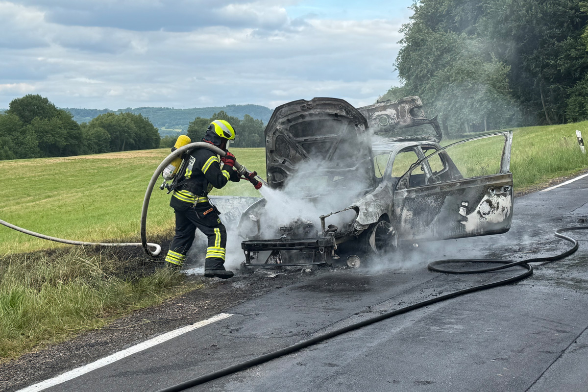 Landkreis Westerwald RP – Pkw brennt auf Landstraße vollständig aus