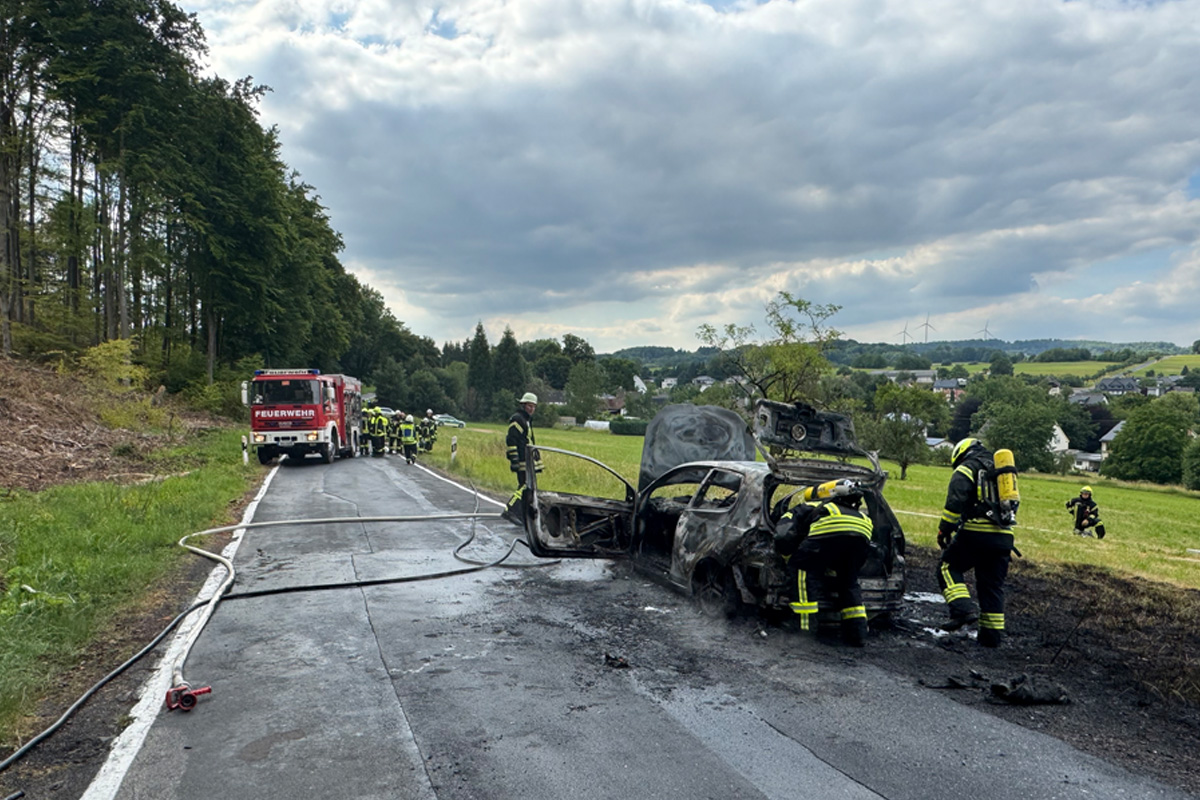 Landkreis Westerwald RP – Pkw brennt auf Landstraße vollständig aus
