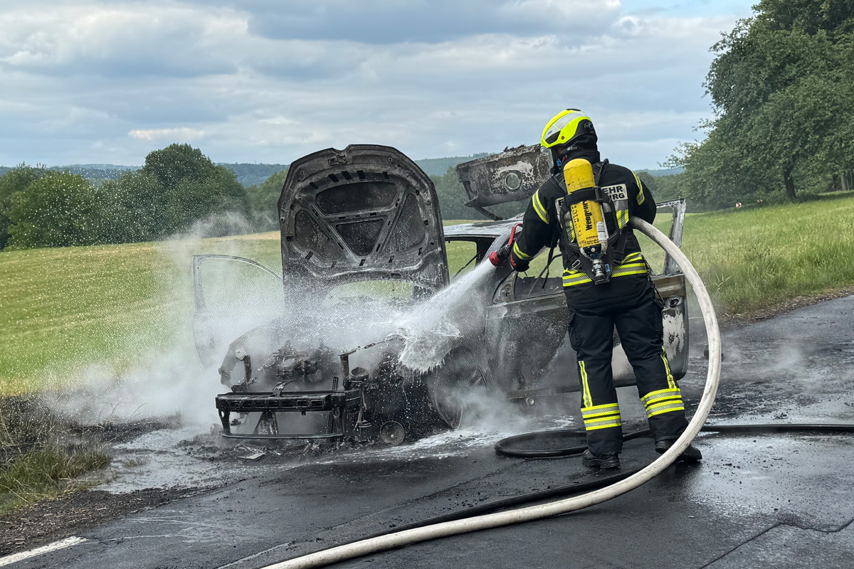 Landkreis Westerwald RP – Pkw brennt auf Landstraße vollständig aus