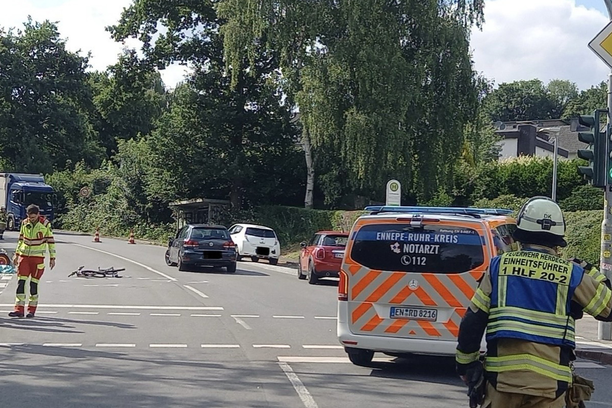 Herdecke NRW – Radfahrer nach Unfall mit Pkw lebensgefährlich verletzt
