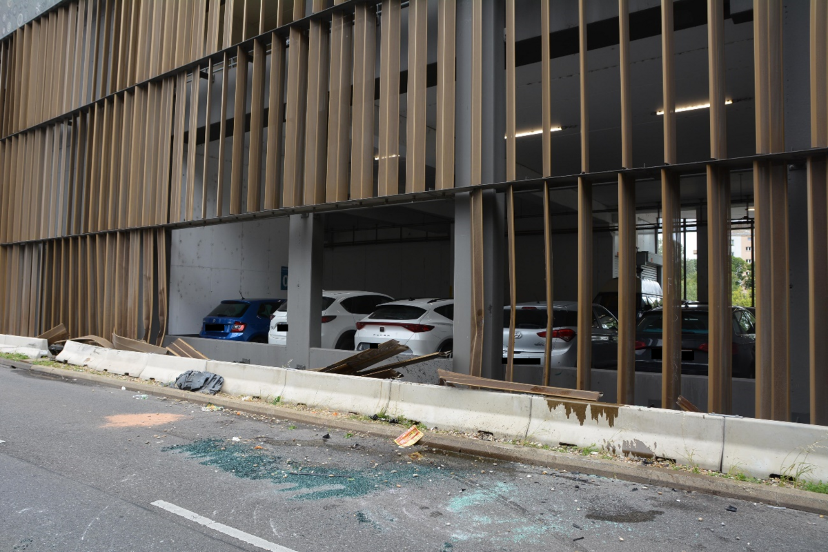 Unfall in Wien – Minivan prallt gegen Parkhaus und kippt