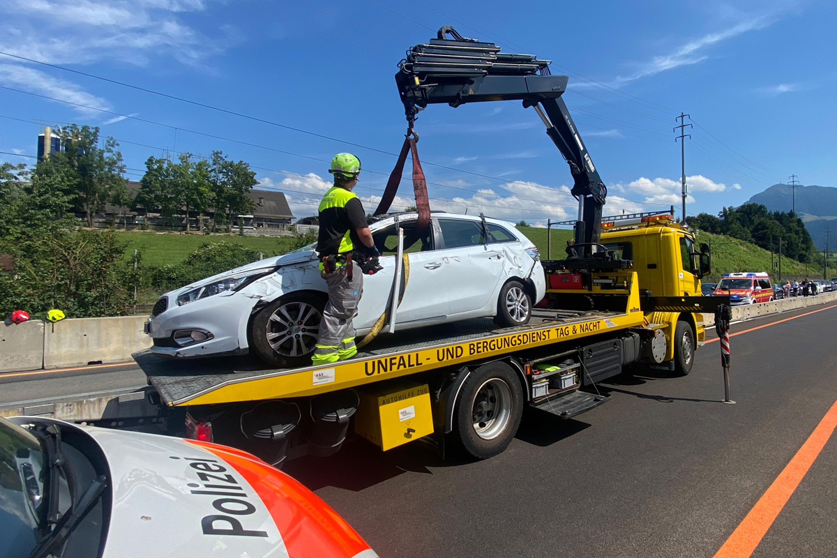 A4 Risch ZG – Zwei Personen bei Selbstunfall eingeklemmt und schwer verletzt