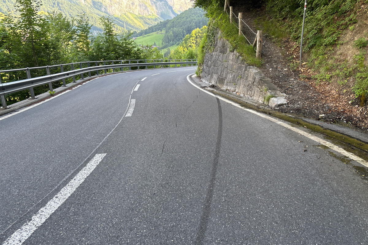 Zwei Unfälle in Linthal GL – Zwei Töfffahrer fast zeitgleich verletzt