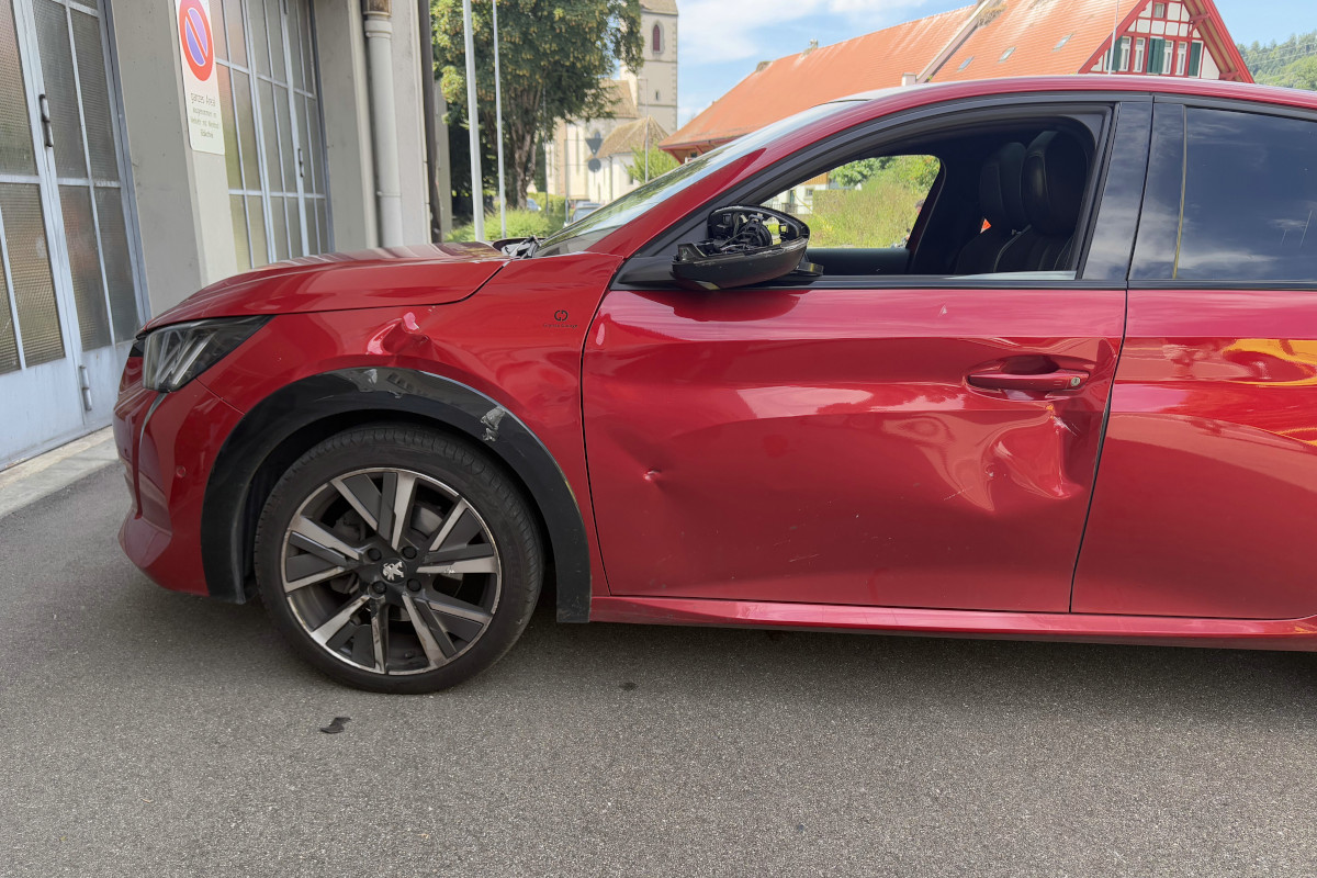 Unfall in Uznach SG – Auto in Kreisverkehr mit Motorrad kollidiert