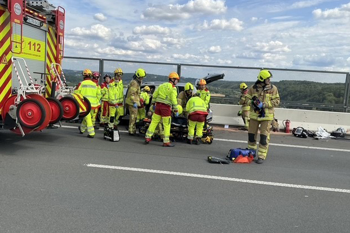 A52 Ratingen NW – Mehrere Schwerverletzte bei Unfall auf Ruhrtalbrücke