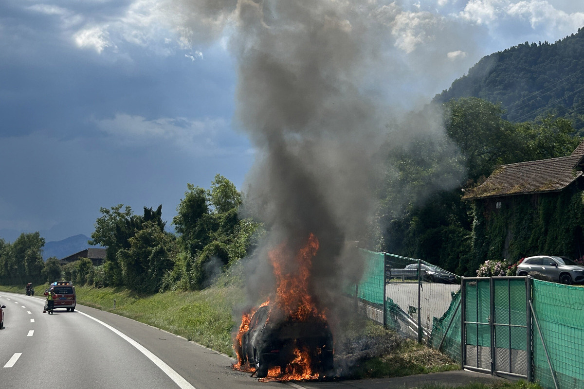 A4 Immensee SZ – Autobrand sorgt für Verkehrsbehinderungen