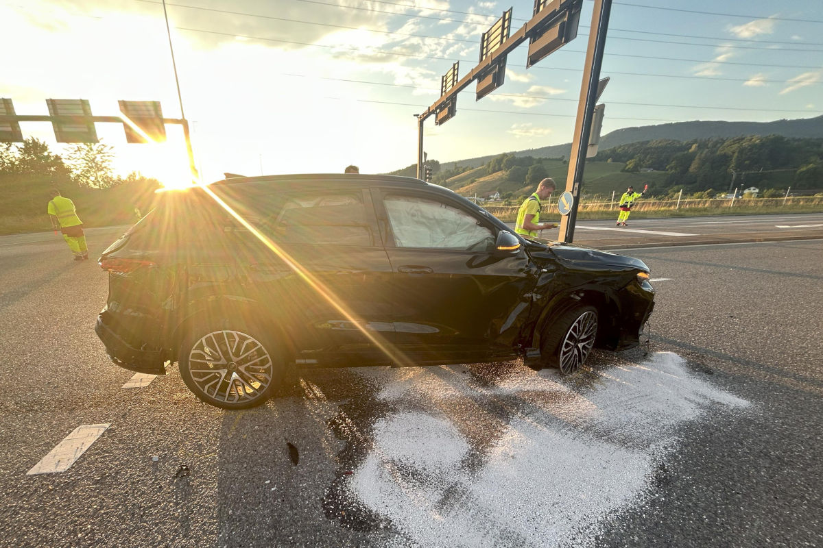 Schwerer Unfall in Würenlos AG – Lenker missachtet Rotlicht