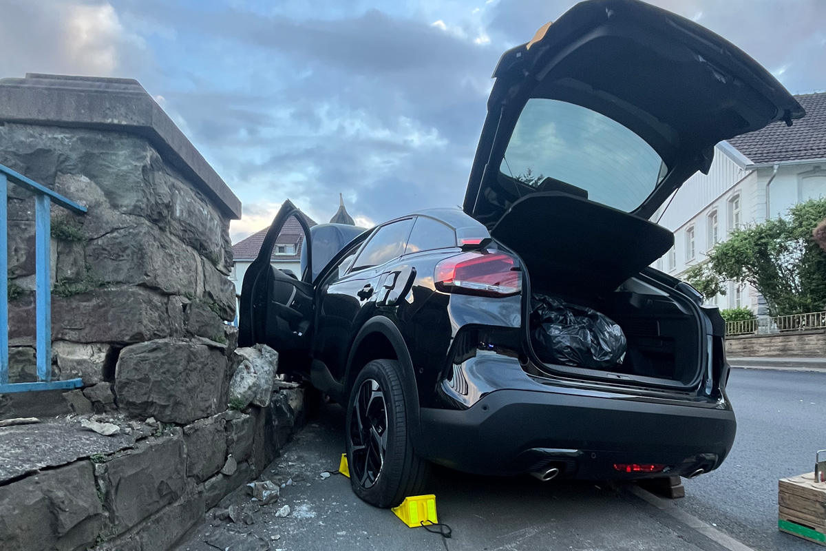 Plettenberg NW – Schwerer Alleinunfall mit verletztem Fahrer