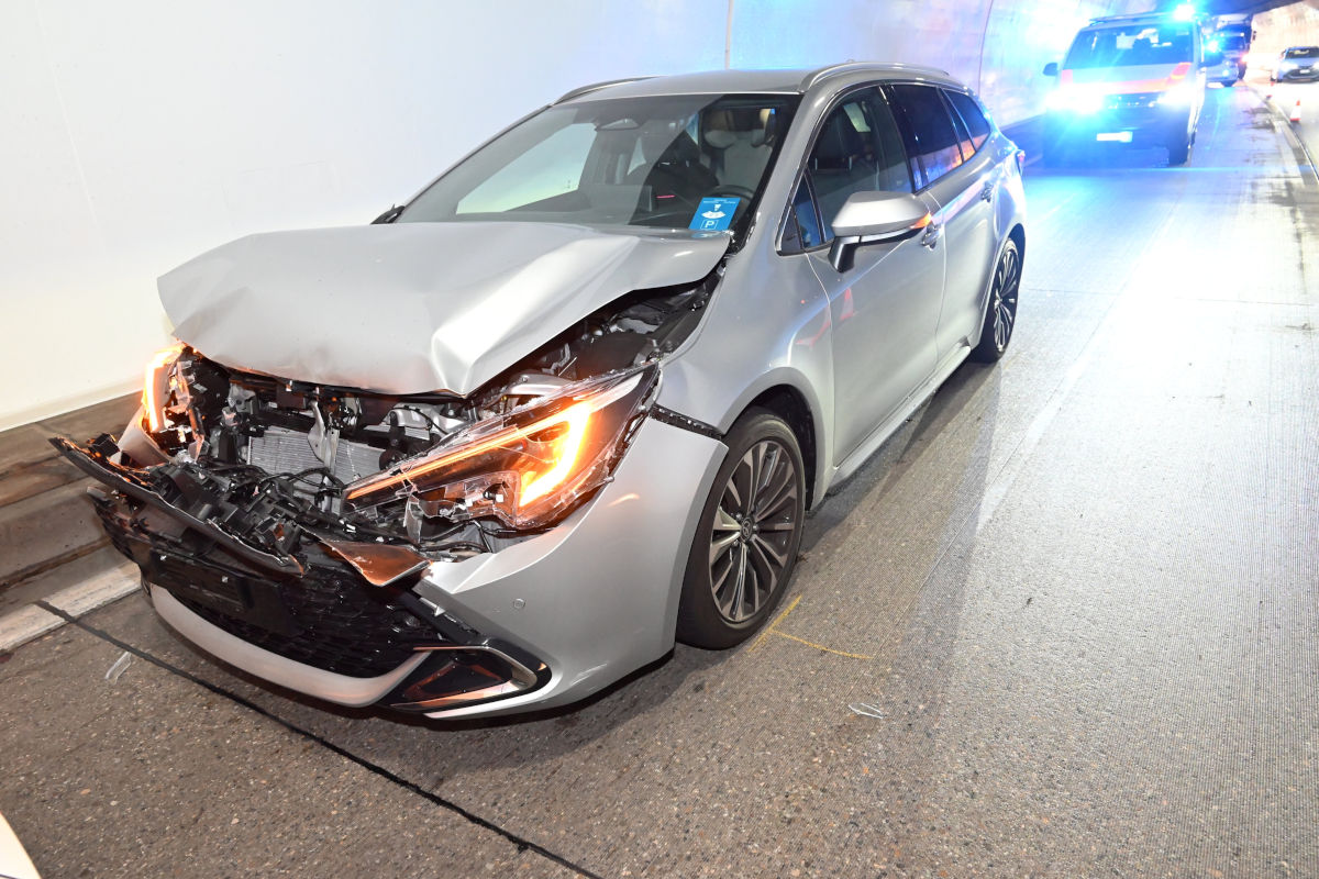 A3 Unterterzen SG – Auffahrunfall im Fratten-Tunnel mit vier Fahrzeugen