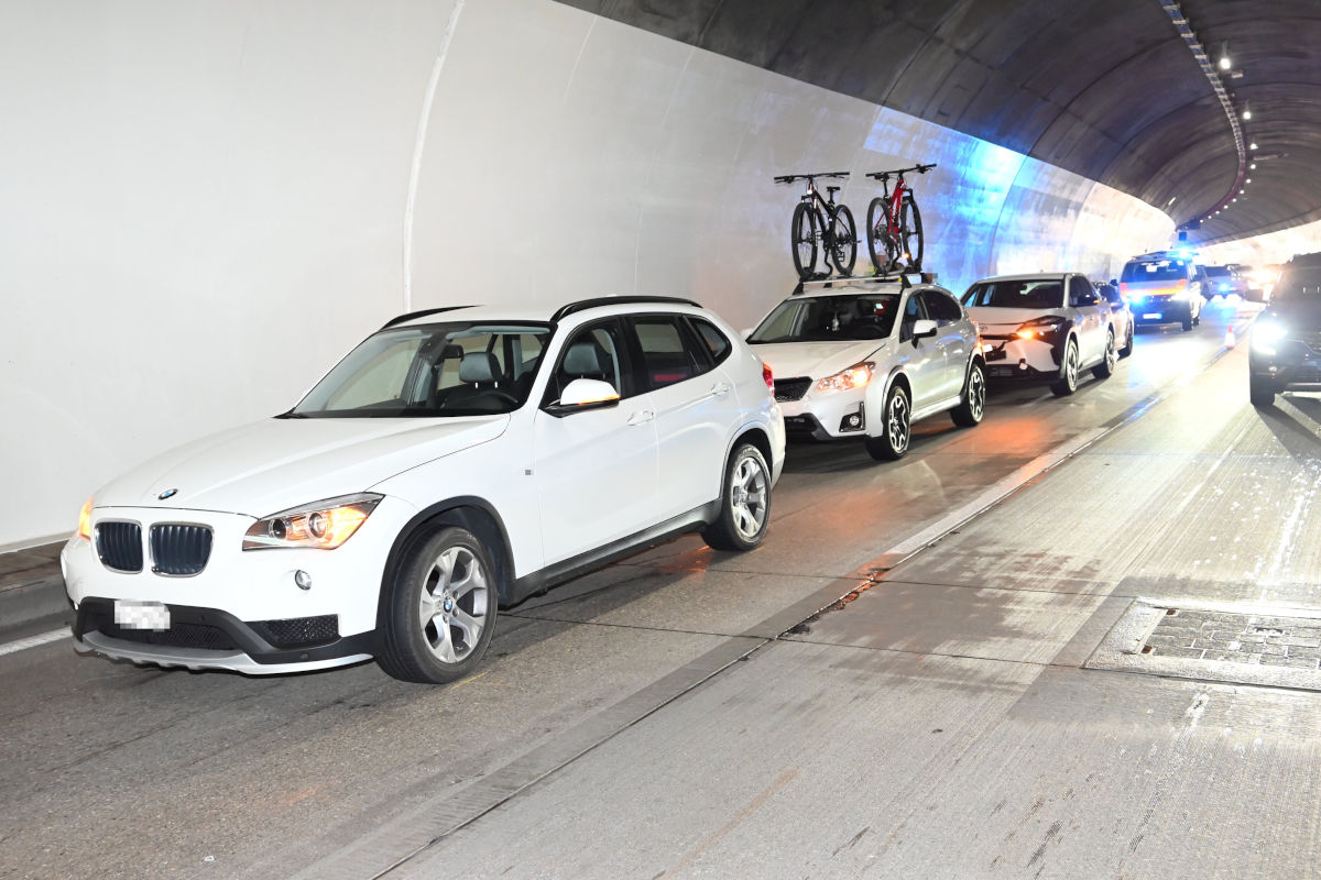 A3 Unterterzen SG – Auffahrunfall im Fratten-Tunnel mit vier Fahrzeugen