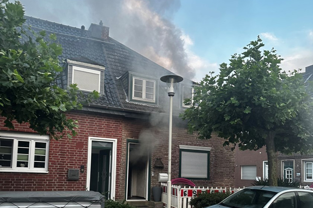 Düren NW – Brand von Gartenhaus greift auf Wohngebäude über