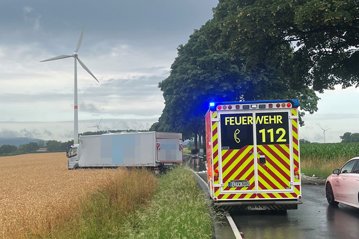 Unfall in Bielefeld NW – Lkw kollidiert auf nasser Fahrbahn mit Baum