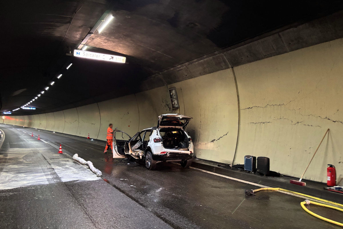 Rosenbergtunnel SG – Auto brennt komplett aus
