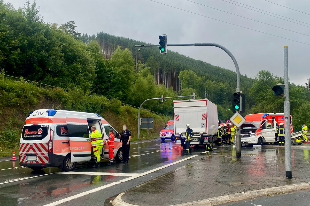  B480 Olsberg NW – Vier Verletzte nach schwerem Unfall von Rettungswagen und Lkw