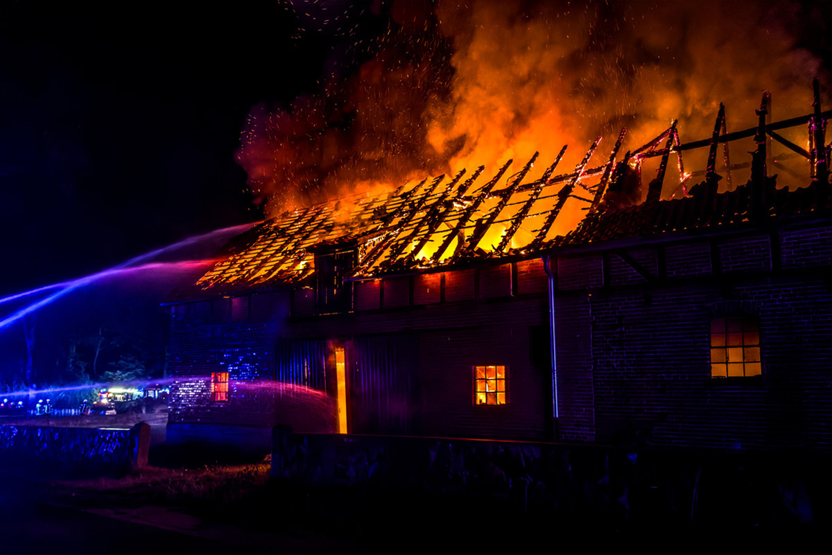 Lüchow-Dannenberg NI – Großeinsatz der Feuerwehr bei Brand von Scheune