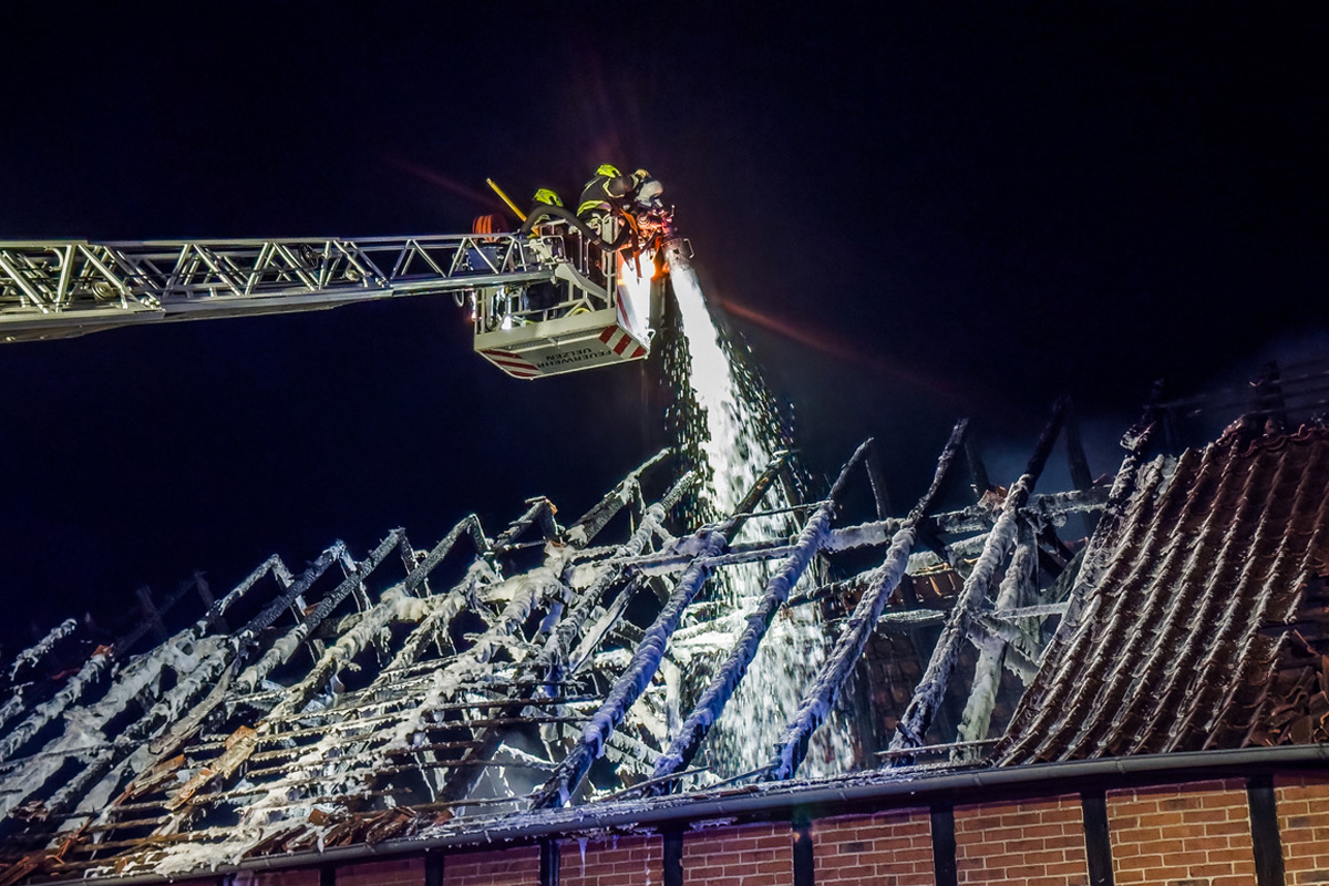 Lüchow-Dannenberg NI – Großeinsatz der Feuerwehr bei Brand von Scheune