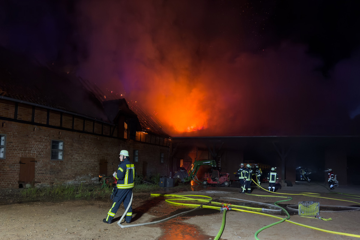 Lüchow-Dannenberg NI – Großeinsatz der Feuerwehr bei Brand von Scheune