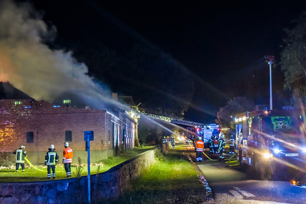 Lüchow-Dannenberg NI – Großeinsatz der Feuerwehr bei Brand von Scheune