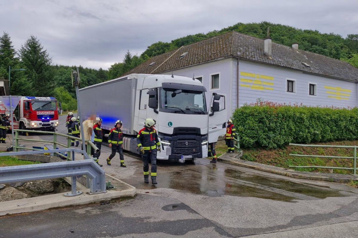 Feuerwehreinsatz in Wieselburg NÖ – Lkw bleibt in Engstelle stecken