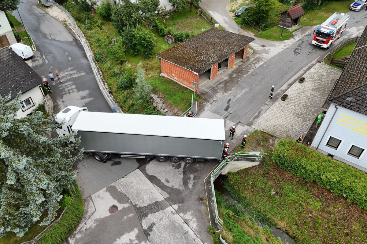 Feuerwehreinsatz in Wieselburg NÖ – Lkw bleibt in Engstelle stecken