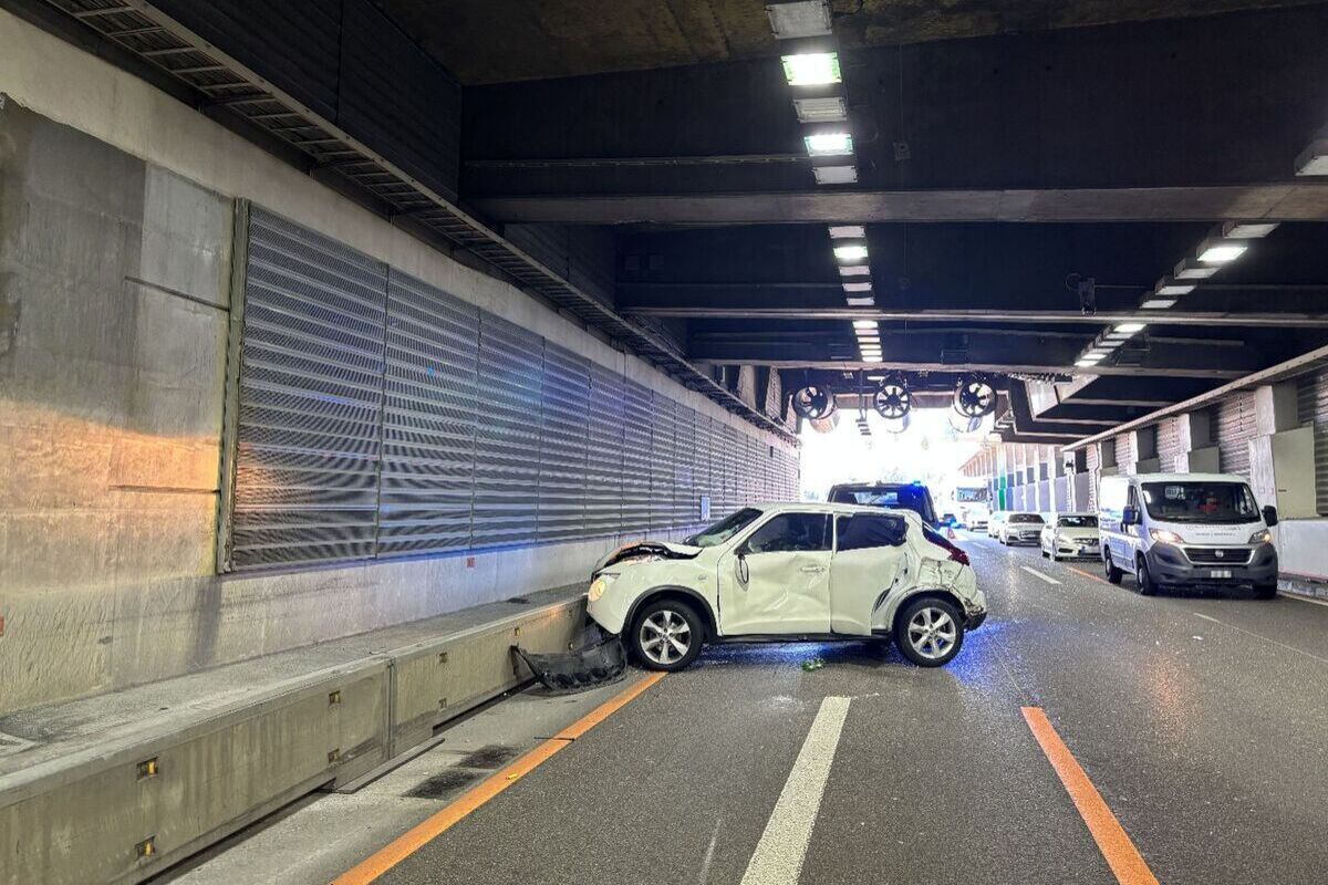 A2 Muttenz BL – Auto rutscht bei Unfall 40 Meter auf dem Dach