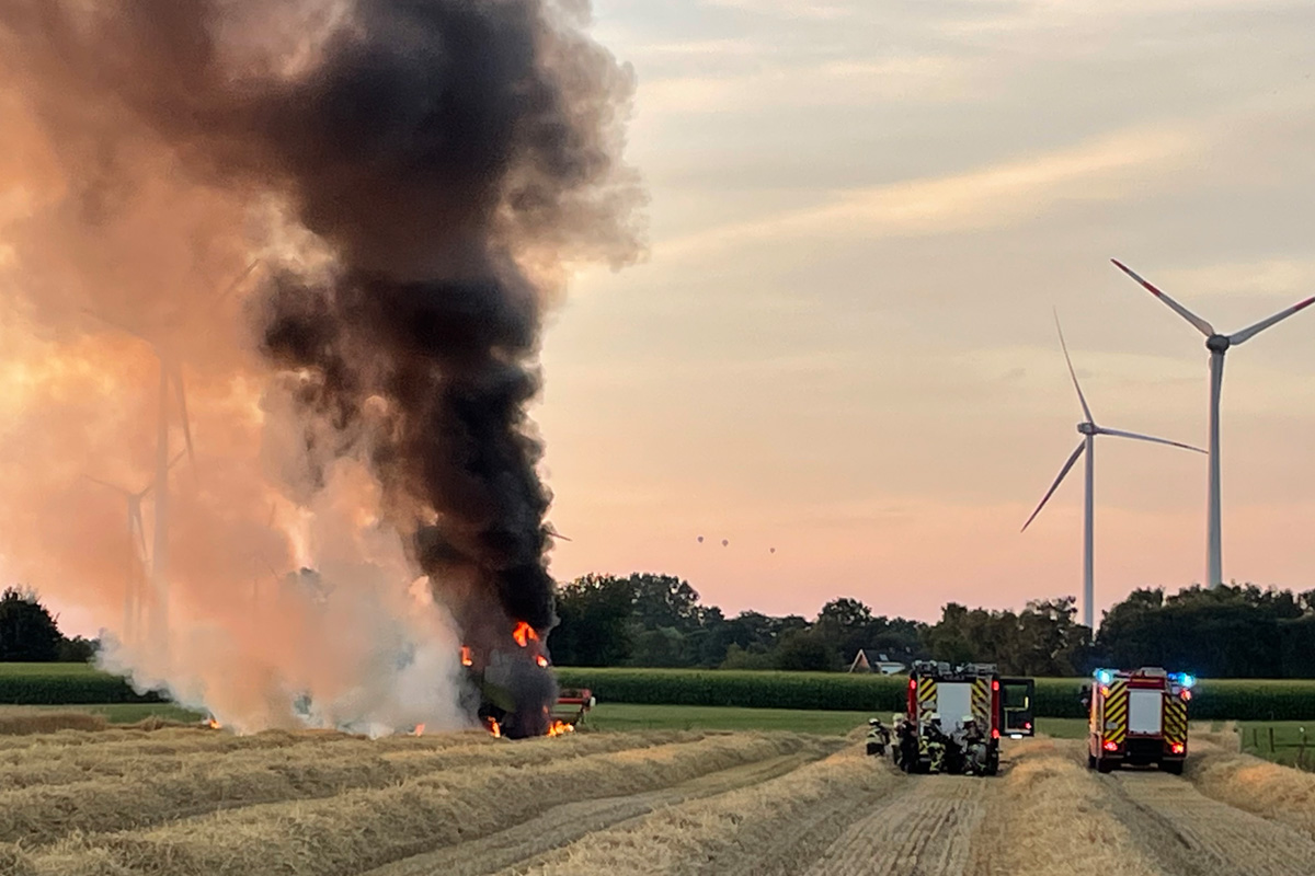 Bocholt NW – Mähdrescher bei Feldarbeit in Brand geraten
