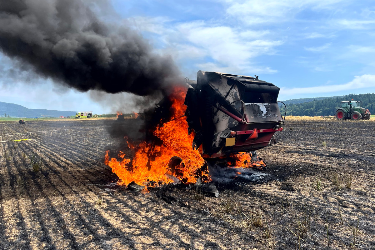 Brand in Neunkirch SH – Rundballenpresse fängt auf Feld Feuer
