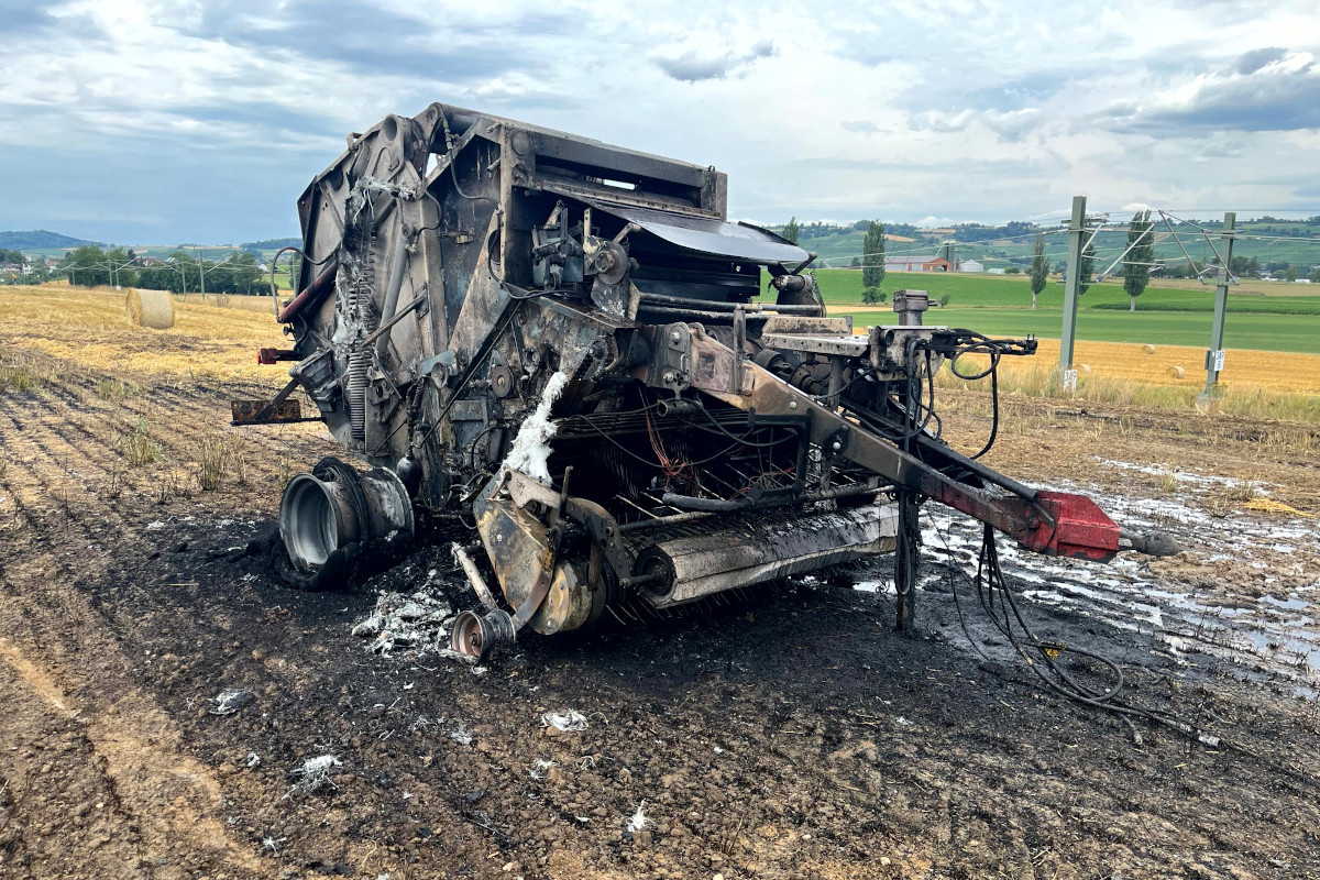 Brand in Neunkirch SH – Rundballenpresse fängt auf Feld Feuer