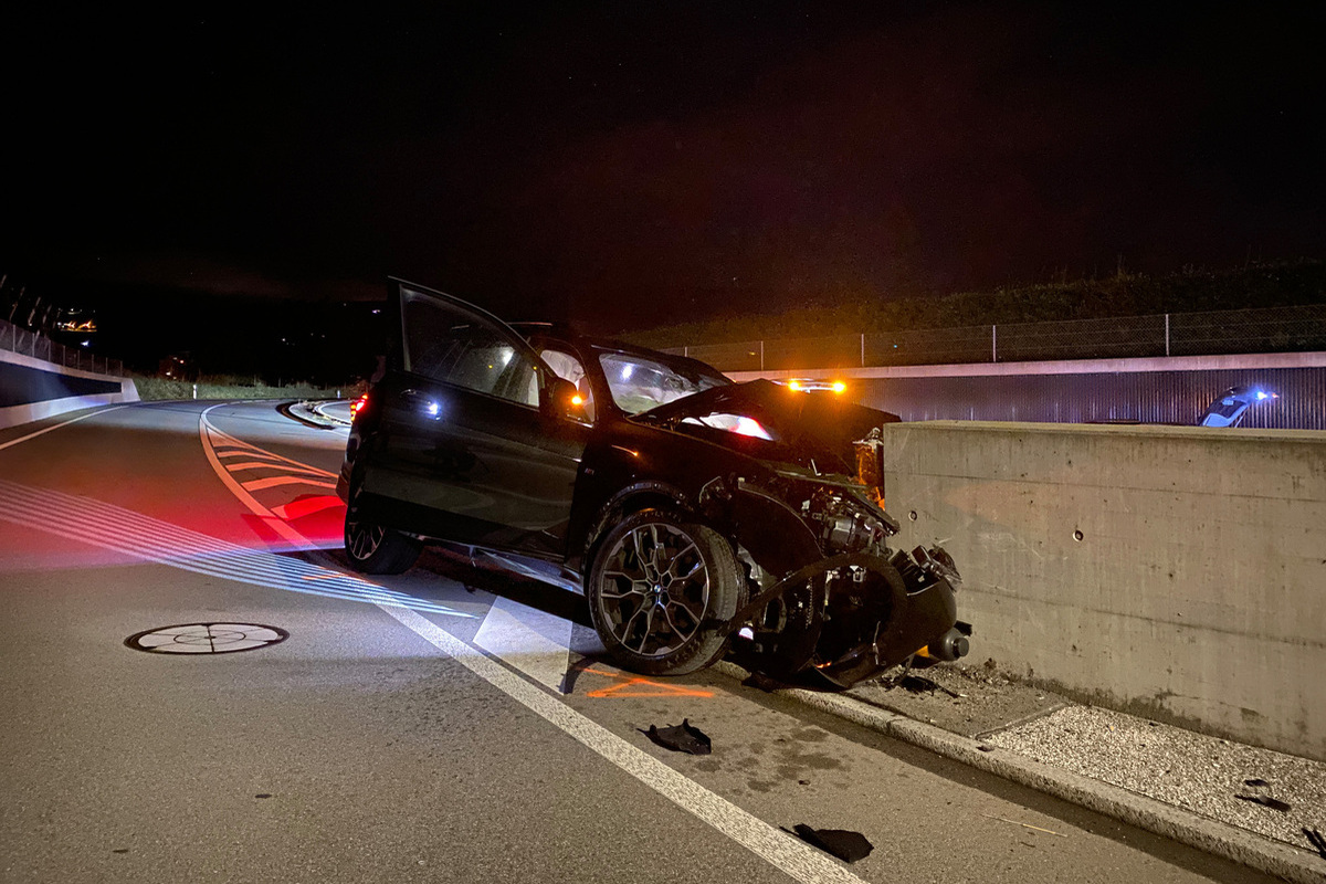 Baar ZG – Bei Unfall frontal gegen Mauer gekracht