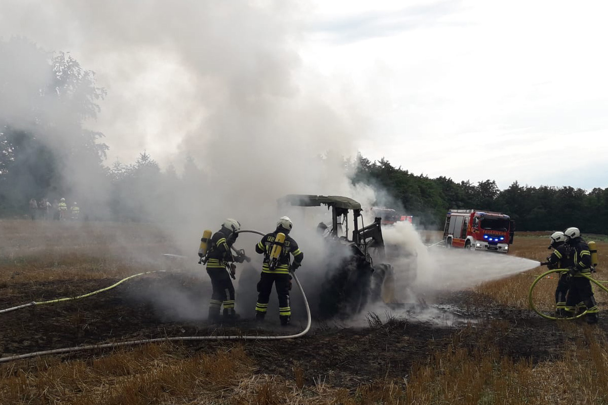 Sprockhövel NW – Traktor gerät in Brand nahe Waldstück
