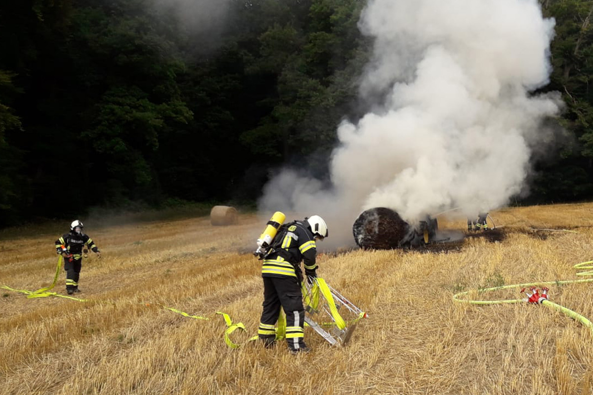 Sprockhövel NW – Traktor gerät in Brand nahe Waldstück