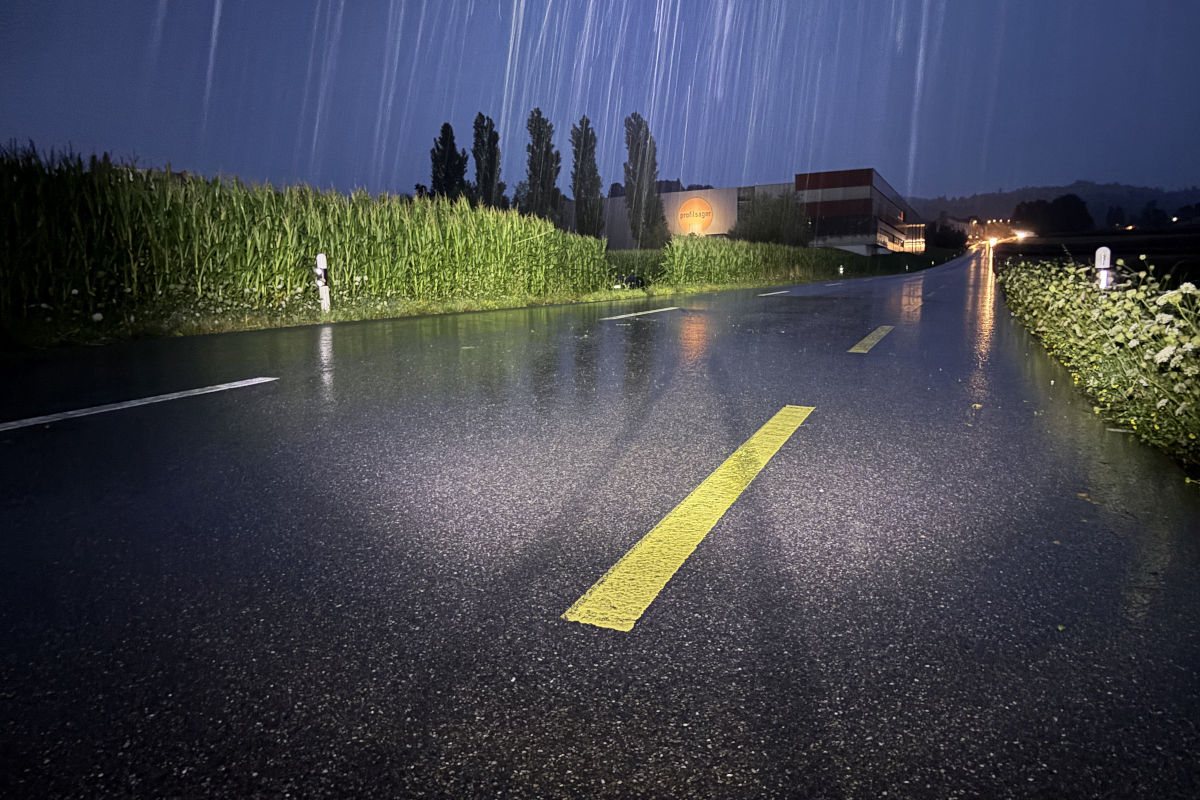 Unfall in Dürrenäsch AG – BMW gerät auf nasser Fahrbahn ins Schleudern