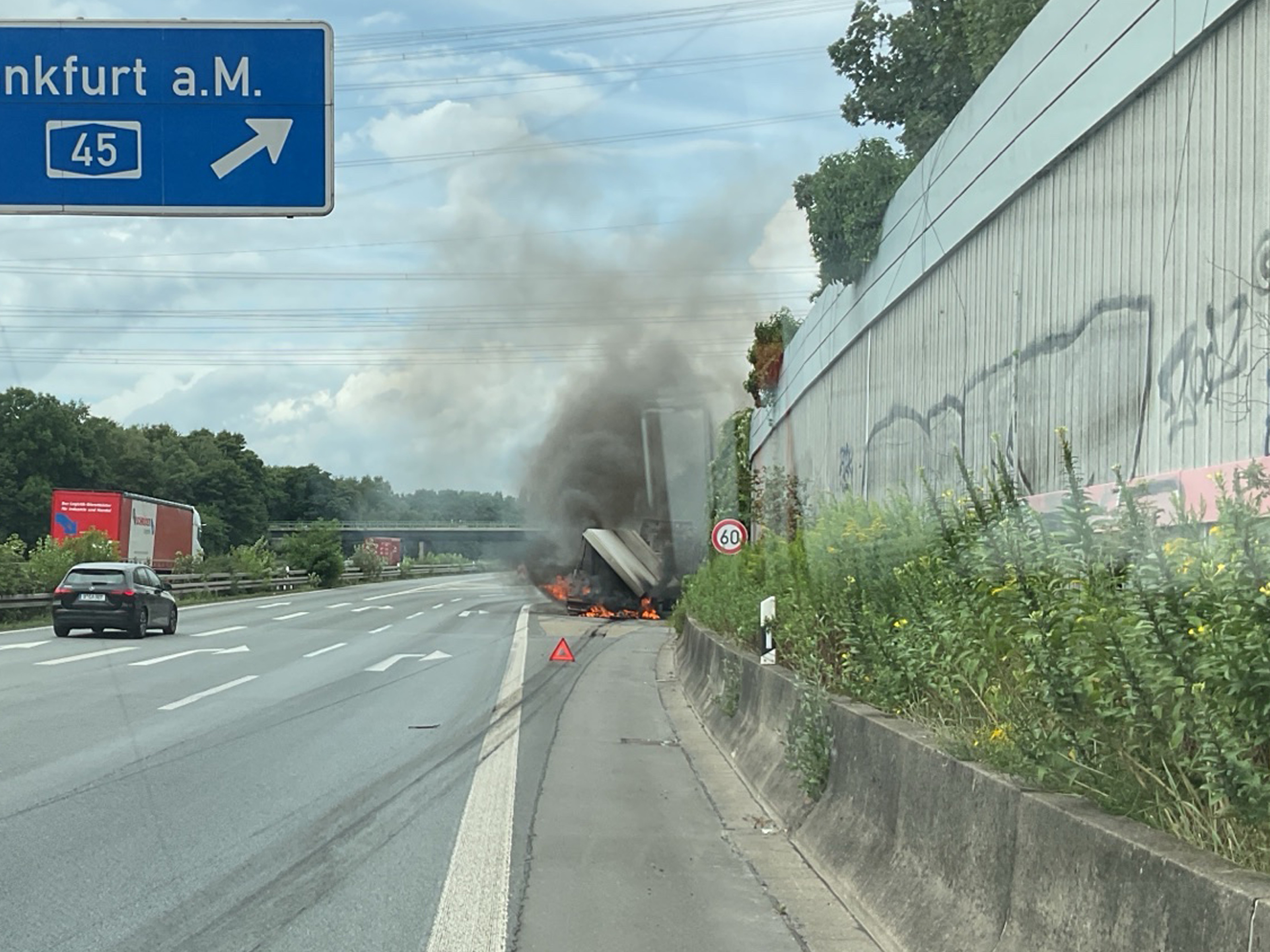 A2 Dortmund NW – Lkw-Auflieger brennt auf Autobahn