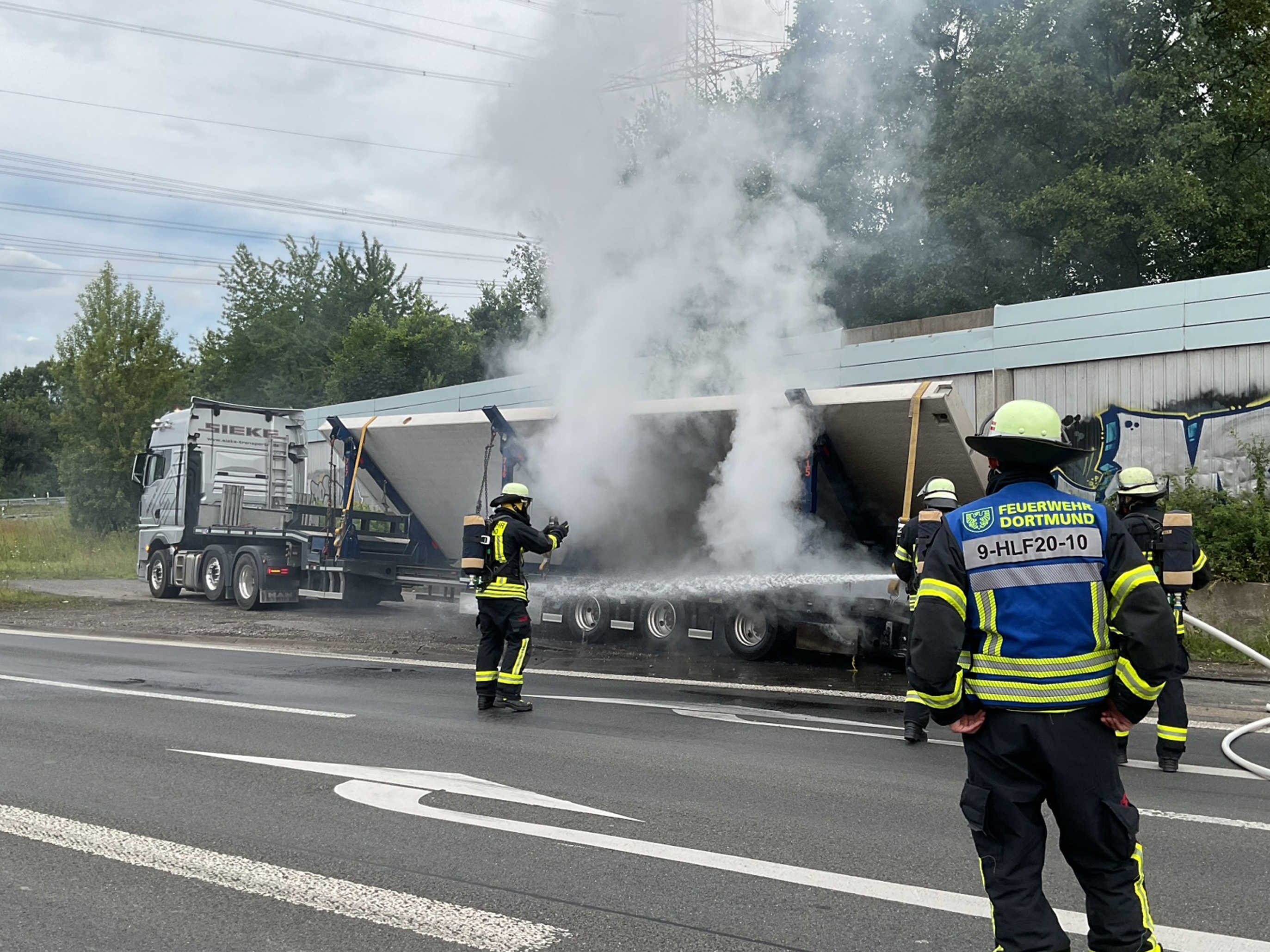 A2 Dortmund NW – Lkw-Auflieger brennt auf Autobahn