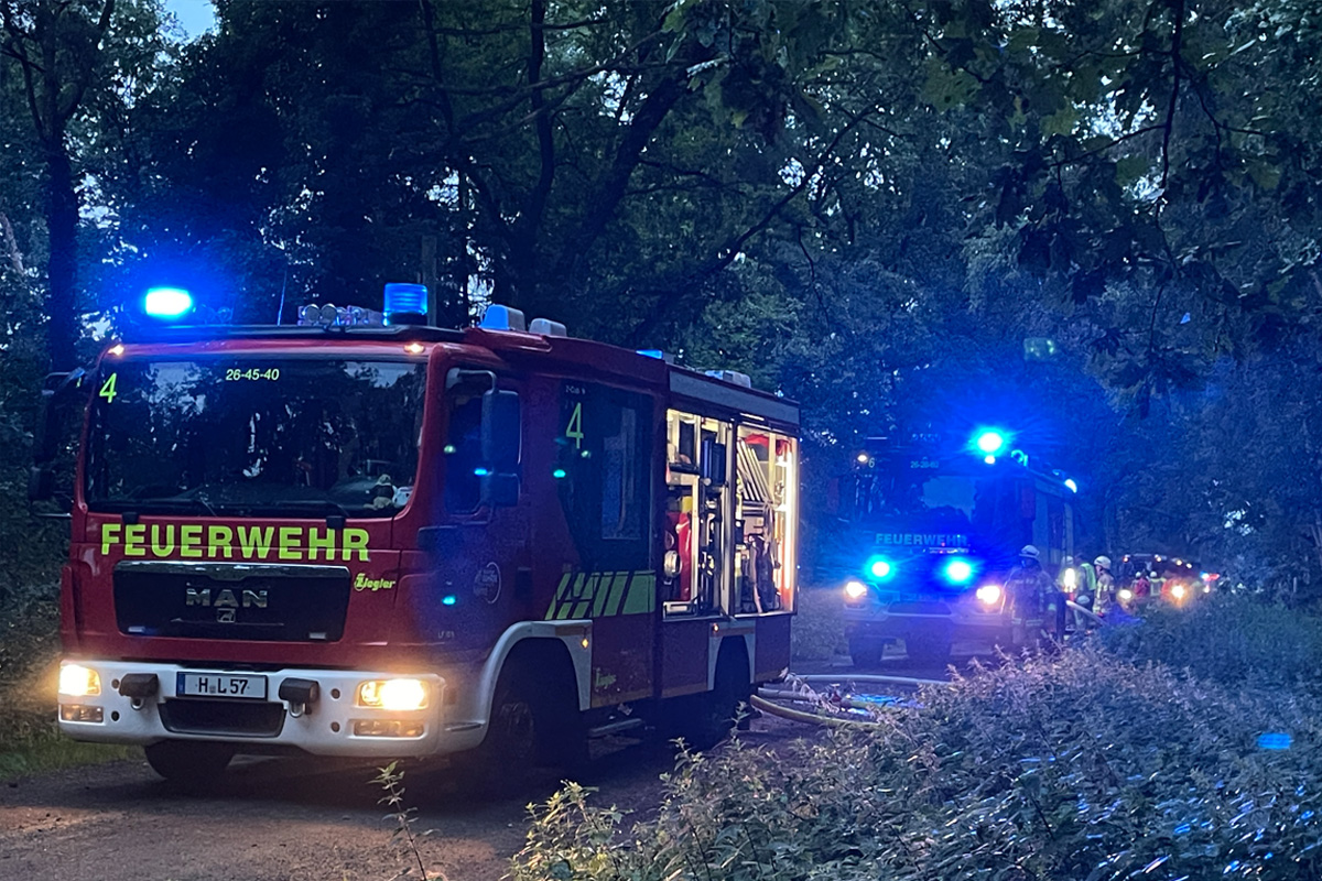 Lehrte NI – Brand von Gebäude und Fahrzeug in Kleingartenanlage