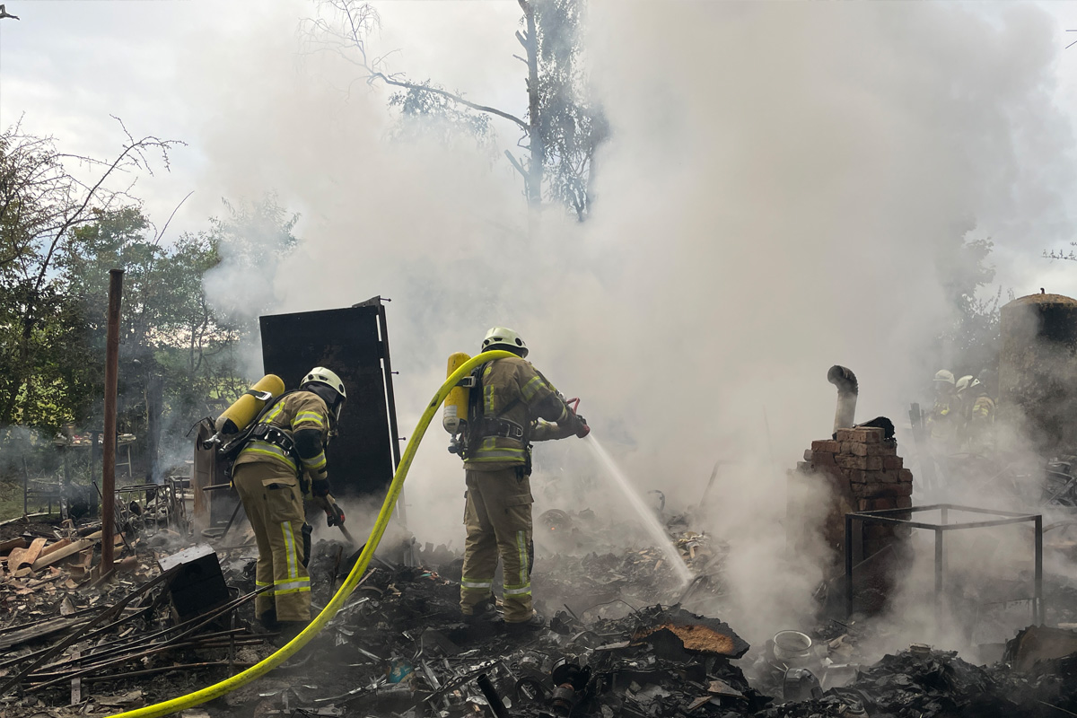 Lehrte NI – Brand von Gebäude und Fahrzeug in Kleingartenanlage
