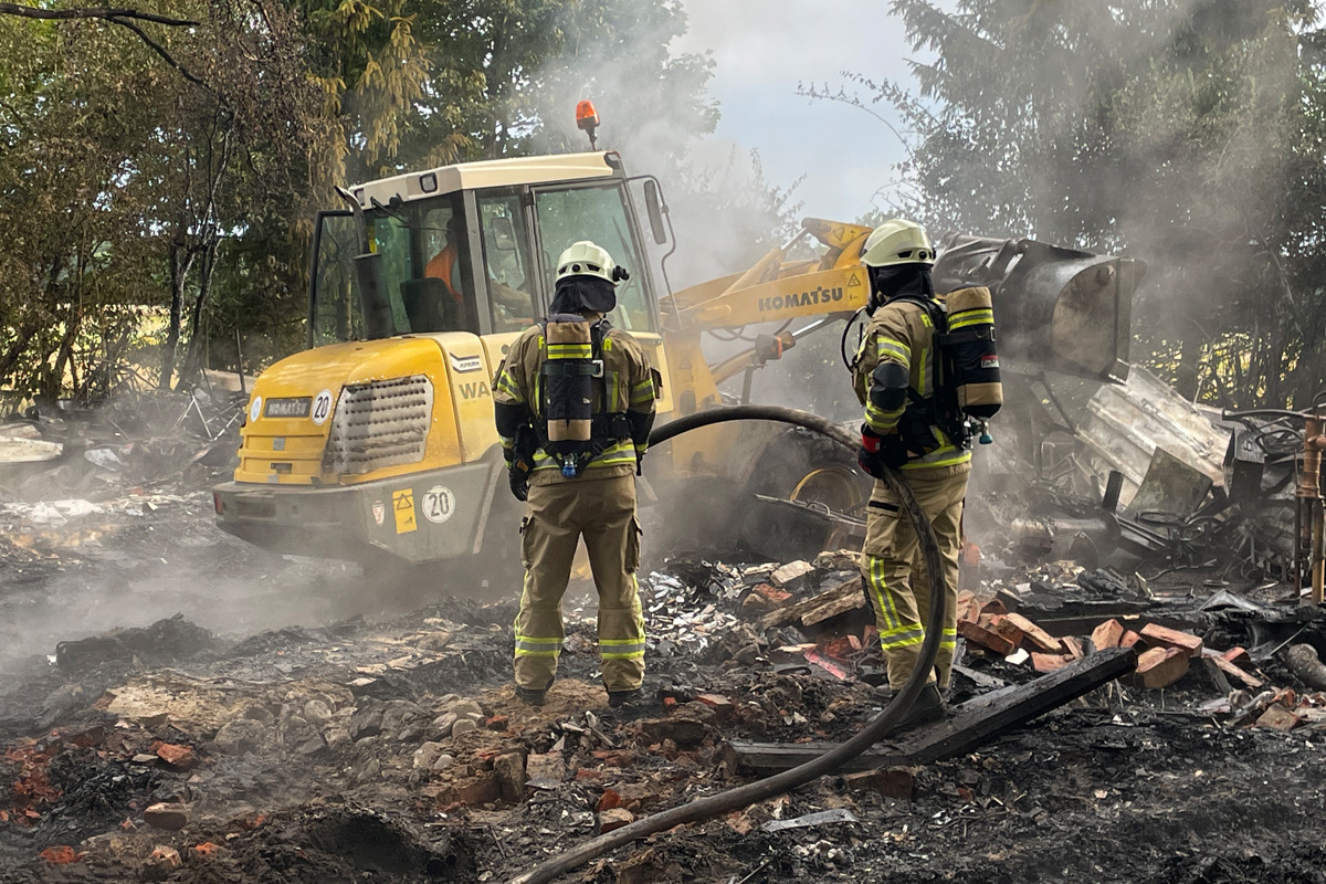 Lehrte NI – Brand von Gebäude und Fahrzeug in Kleingartenanlage