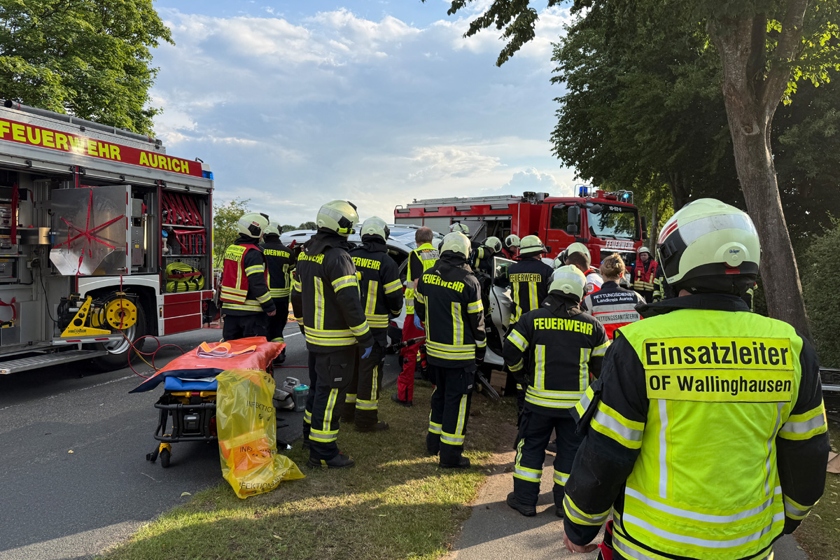 Aurich NI – Fahrerin nach Unfall mit Baum eingeklemmt und schwer verletzt