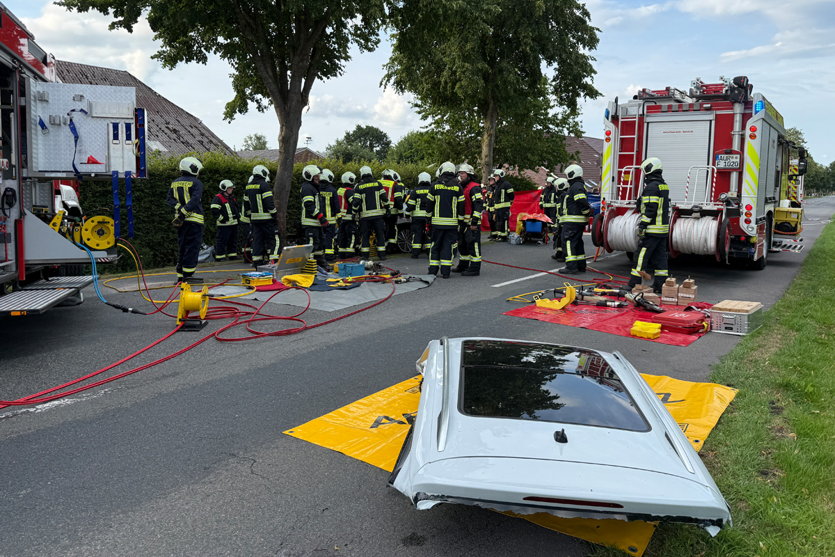 Aurich NI – Fahrerin nach Unfall mit Baum eingeklemmt und schwer verletzt