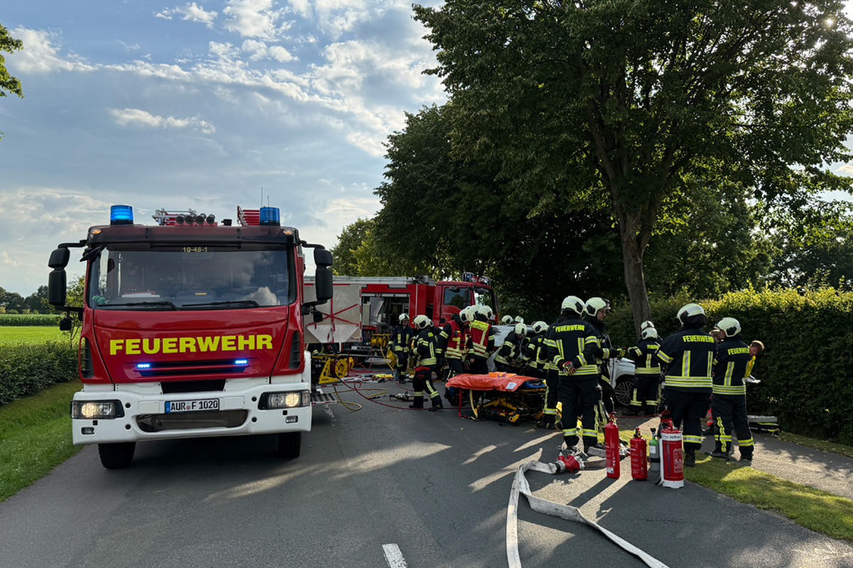 Aurich NI – Fahrerin nach Unfall mit Baum eingeklemmt und schwer verletzt