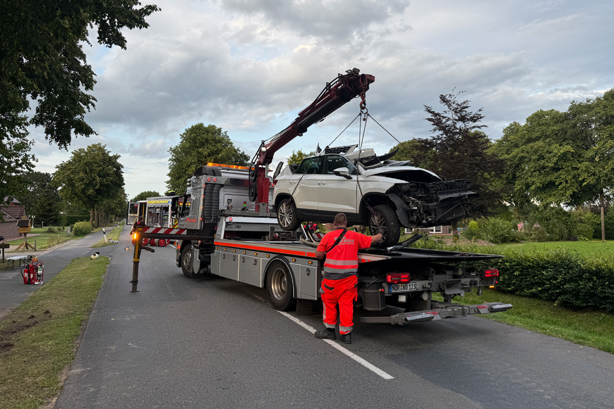 Aurich NI – Fahrerin nach Unfall mit Baum eingeklemmt und schwer verletzt