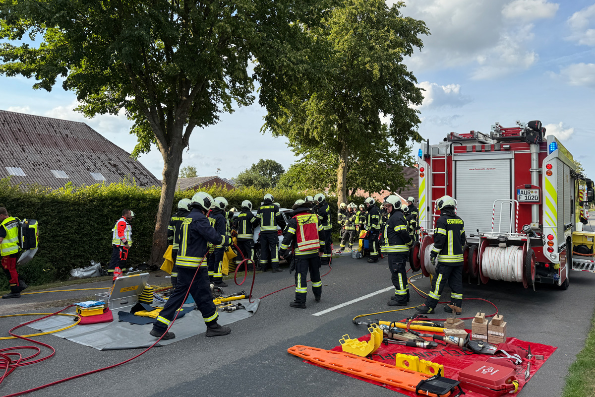 Aurich NI – Fahrerin nach Unfall mit Baum eingeklemmt und schwer verletzt
