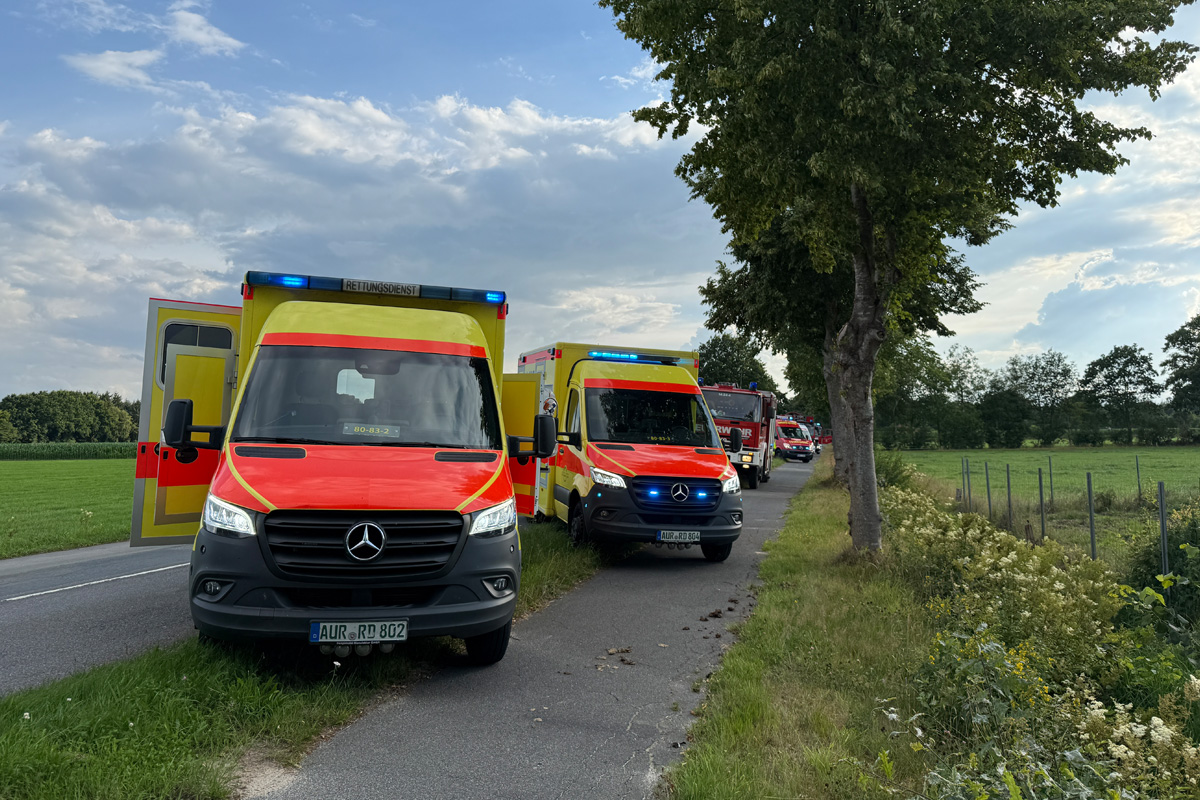 Aurich NI – Fahrerin nach Unfall mit Baum eingeklemmt und schwer verletzt