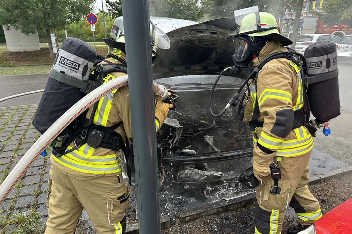 Weinheim BW – Brand von Straßenlaterne greift auf Pkw über